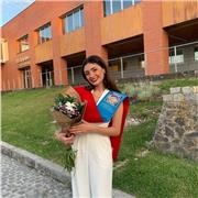 Profesora de inglés, 7 años viviendo en Estados Unidos, titulación C2 de Cambridge, graduada en Traducción e Interpretación y RRII